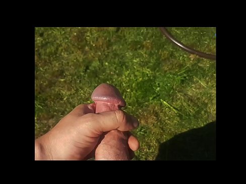 ❤️ Vroča lepotica dobi svojo rožnato pičko, ki jo jebe, in se zraven cmeri s curkom na poletnem vrtu ❤❌ Porno fb na sl.tube-sexer-com.ru ️❤